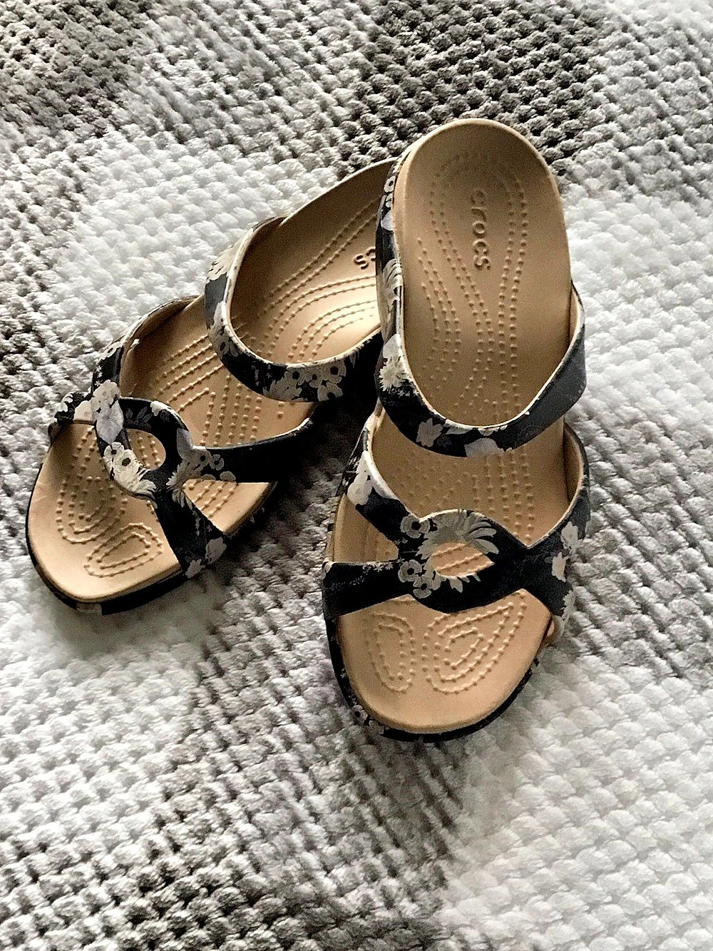 Crocs Leigh II Graphic Wedge Sandal Black & White US 6
